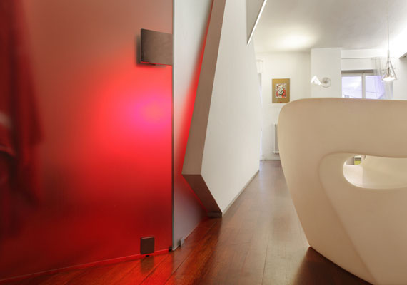 Il lavabo attraverso il vetro sabbiato, illumina il soggiorno in una infinita gamma di colori